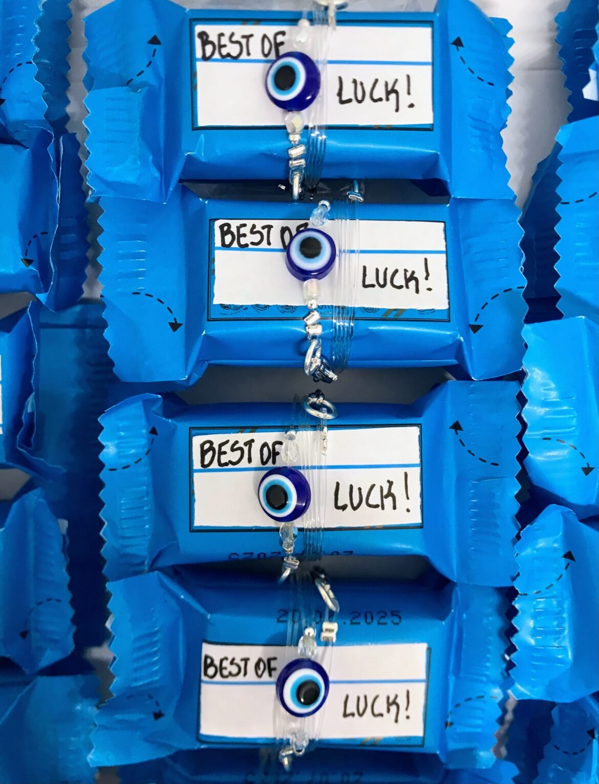 How to present a necklace using chocolates