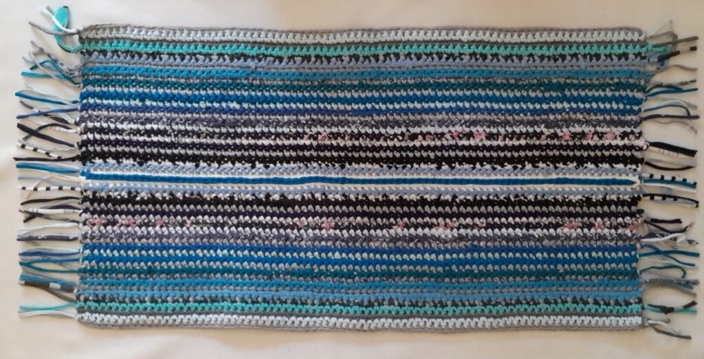 How to Crochet an Easy Mirroring Rug Out of T-shirt Yarn