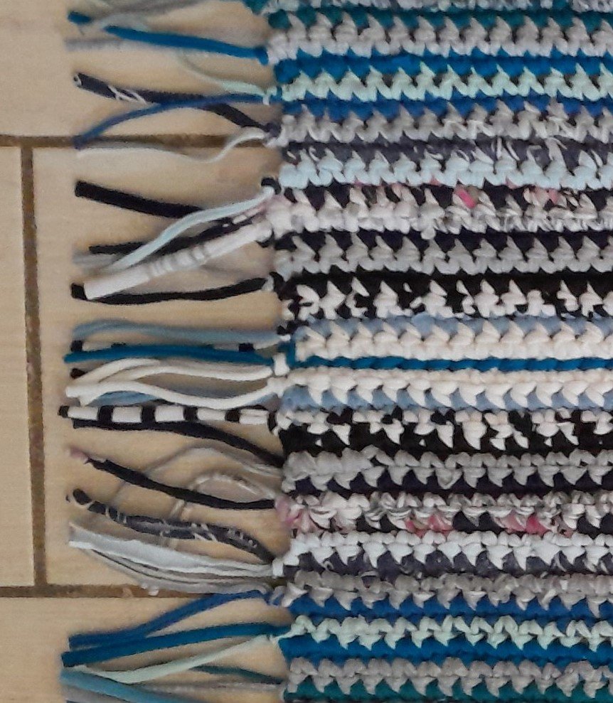 How to Crochet an Easy Mirroring Rug Out of T-shirt Yarn