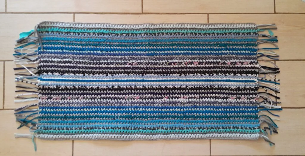 How to Crochet an Easy Mirroring Rug Out of T-shirt Yarn